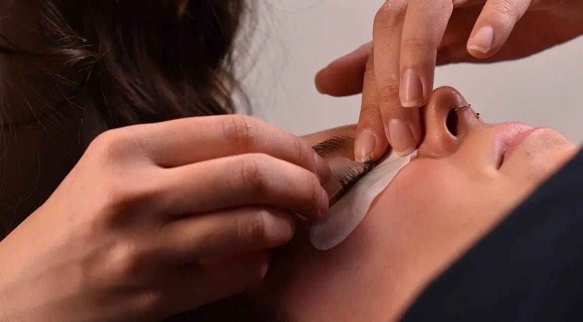 Application d'extensions de cils chez By Clarose à Chambly, Québec, CA, offrant un service beauté relaxant.