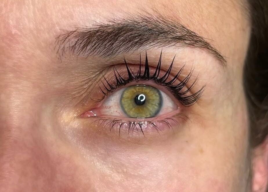 Extension de cils rehaussée chez By Clarose à Chambly, Québec, CA, offrant un regard éclatant.