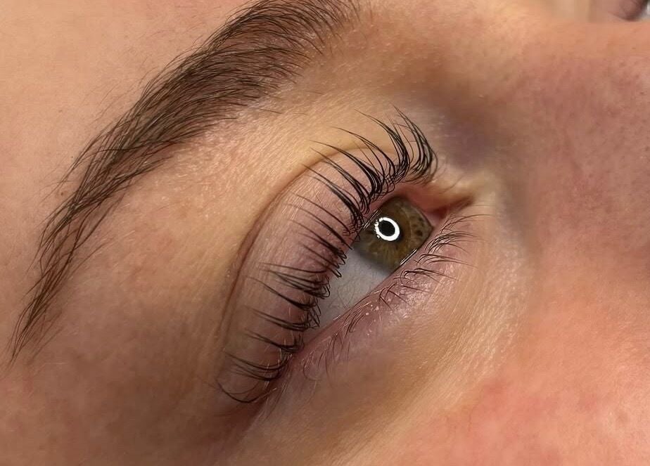 Cils recourbés parfaitement soignés chez By Clarose, Chambly, Québec, CA.