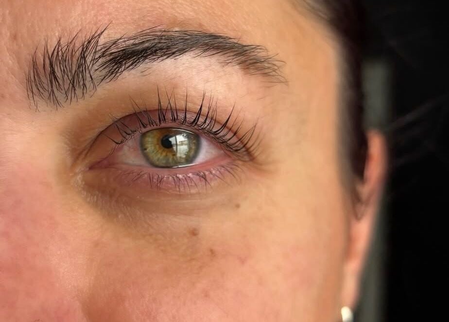 Cils élégants et soignés chez By Clarose, Chambly, Québec, CA. Sublimez votre regard.