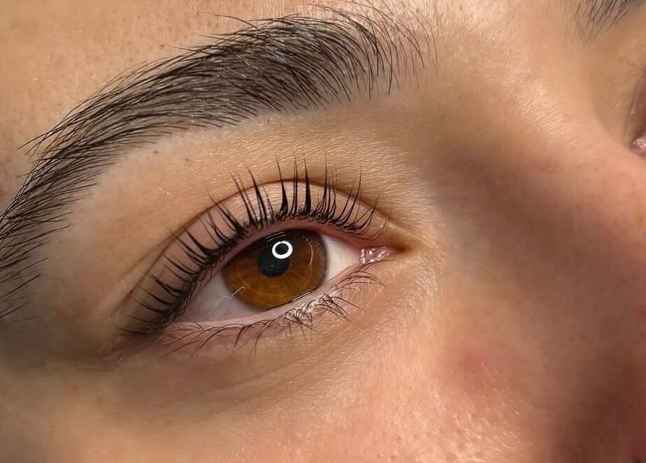 Cils magnifiquement allongés By Clarose, Chambly, Québec, CA, capturant un regard profond et expressif.