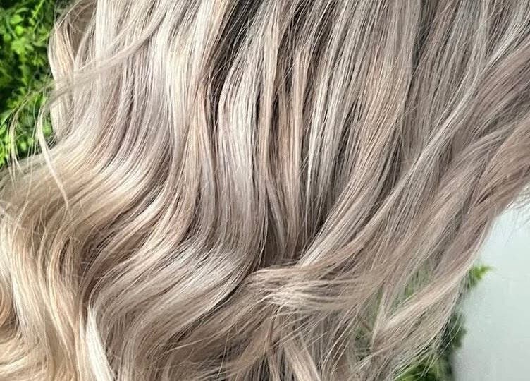 Blonde wavy hair styled at Taryn Lee Hairdressing in Johannesburg, Gauteng, ZA, showcasing natural curls.