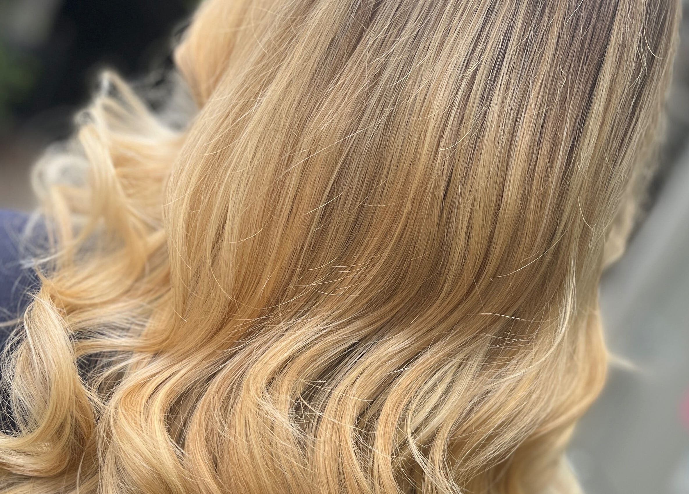 Beautiful blonde curls at Taryn Lee Hairdressing, Johannesburg, Gauteng, ZA showcasing expert hairstyling.