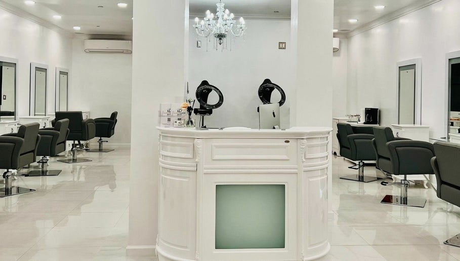 Luna Lucci Hair Salon, bild 1