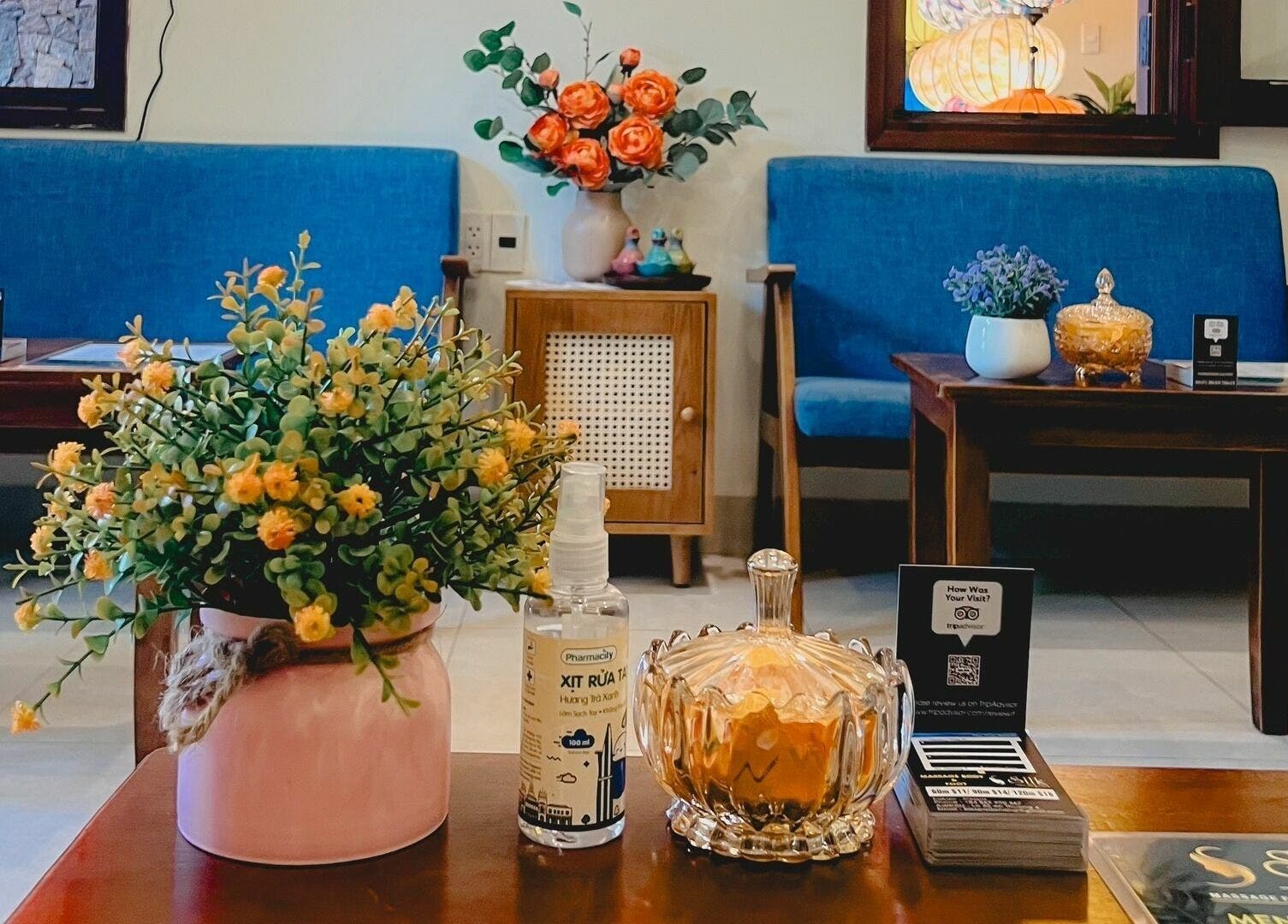 Inviting lounge area at Silk Spa, Đà Nẵng, Đà Nẵng, VN with vibrant decor and comfortable seating.
