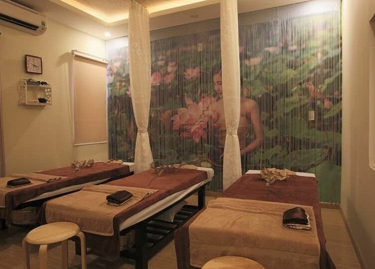 Relaxing massage room at Silk Spa in Đà Nẵng, Đà Nẵng, VN with three treatment beds.