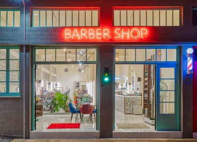 Η φωτεινή είσοδος του Koureio Barbershop στην Ιεράπετρα, GR με κομψή διακόσμηση και φιλόξενη ατμόσφαιρα.