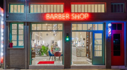 Η φωτεινή είσοδος του Koureio Barbershop στην Ιεράπετρα, GR με κομψή διακόσμηση και φιλόξενη ατμόσφαιρα.