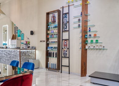 Εσωτερικός χώρος του Koureio Barbershop στην Ιεράπετρα, GR με μοντέρνα διακόσμηση και προϊόντα.