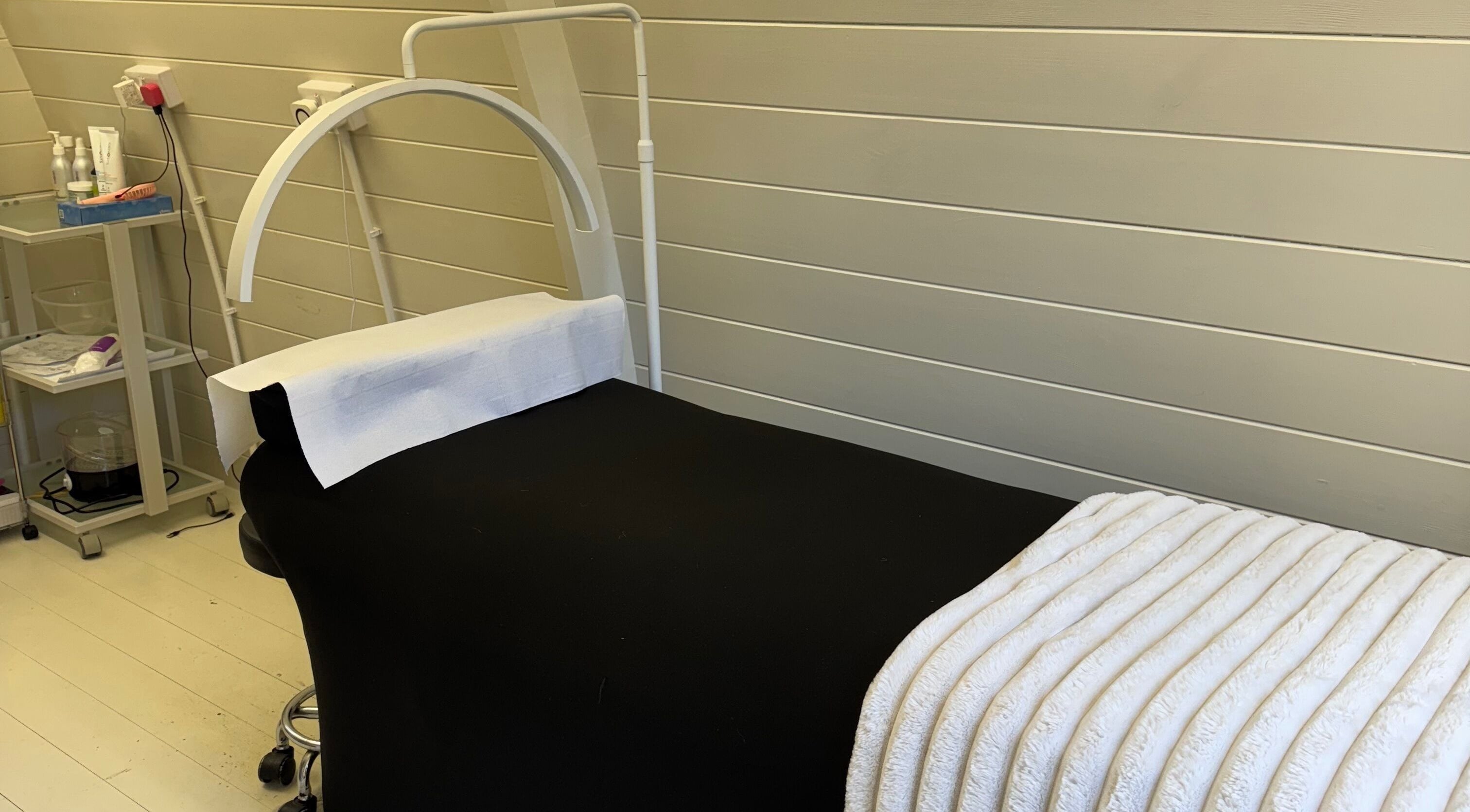 Els Bels Beauty x Hatfield, England, GB treatment room with bed and equipment for a relaxing experience.