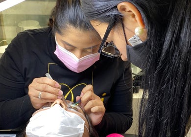 Especialista aplicando extensiones de pestañas en Dexi Studio, Providencia, Región Metropolitana, CL.