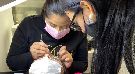 Especialista aplicando extensiones de pestañas en Dexi Studio, Providencia, Región Metropolitana, CL.