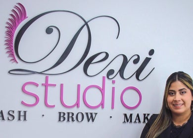 Recepción en Dexi Studio en Providencia, Región Metropolitana, CL, con logotipo y personal sonriente.