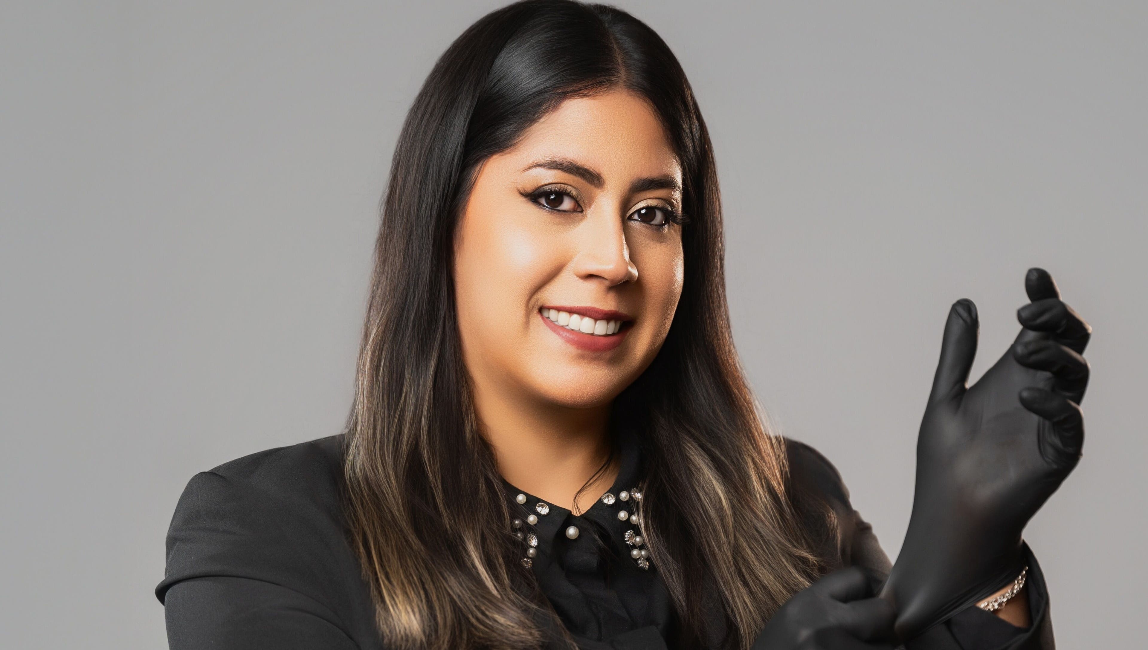 Profesional en Dexi Studio, Providencia, Región Metropolitana, CL, listo para una sesión estética.