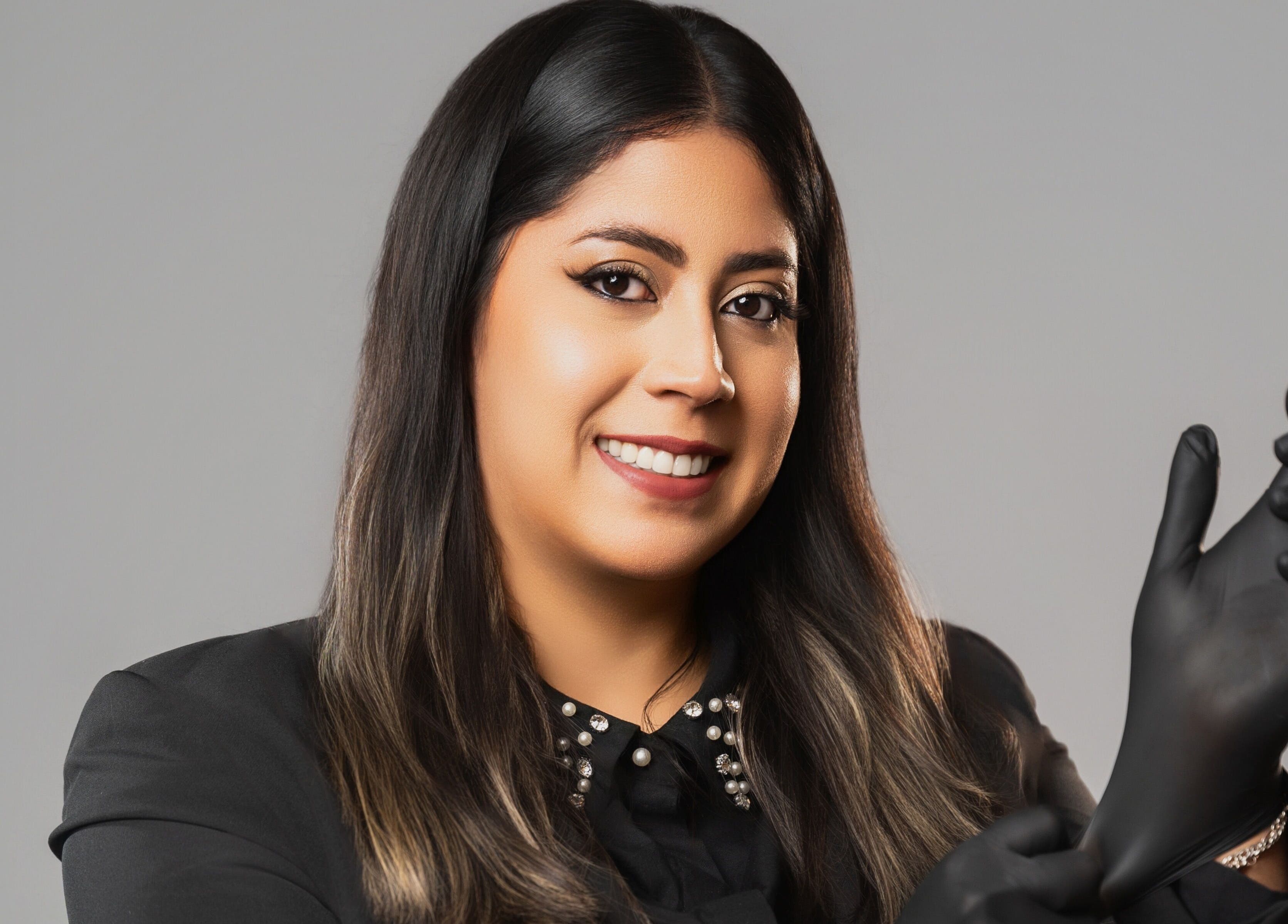 Profesional en Dexi Studio, Providencia, Región Metropolitana, CL, listo para una sesión estética.