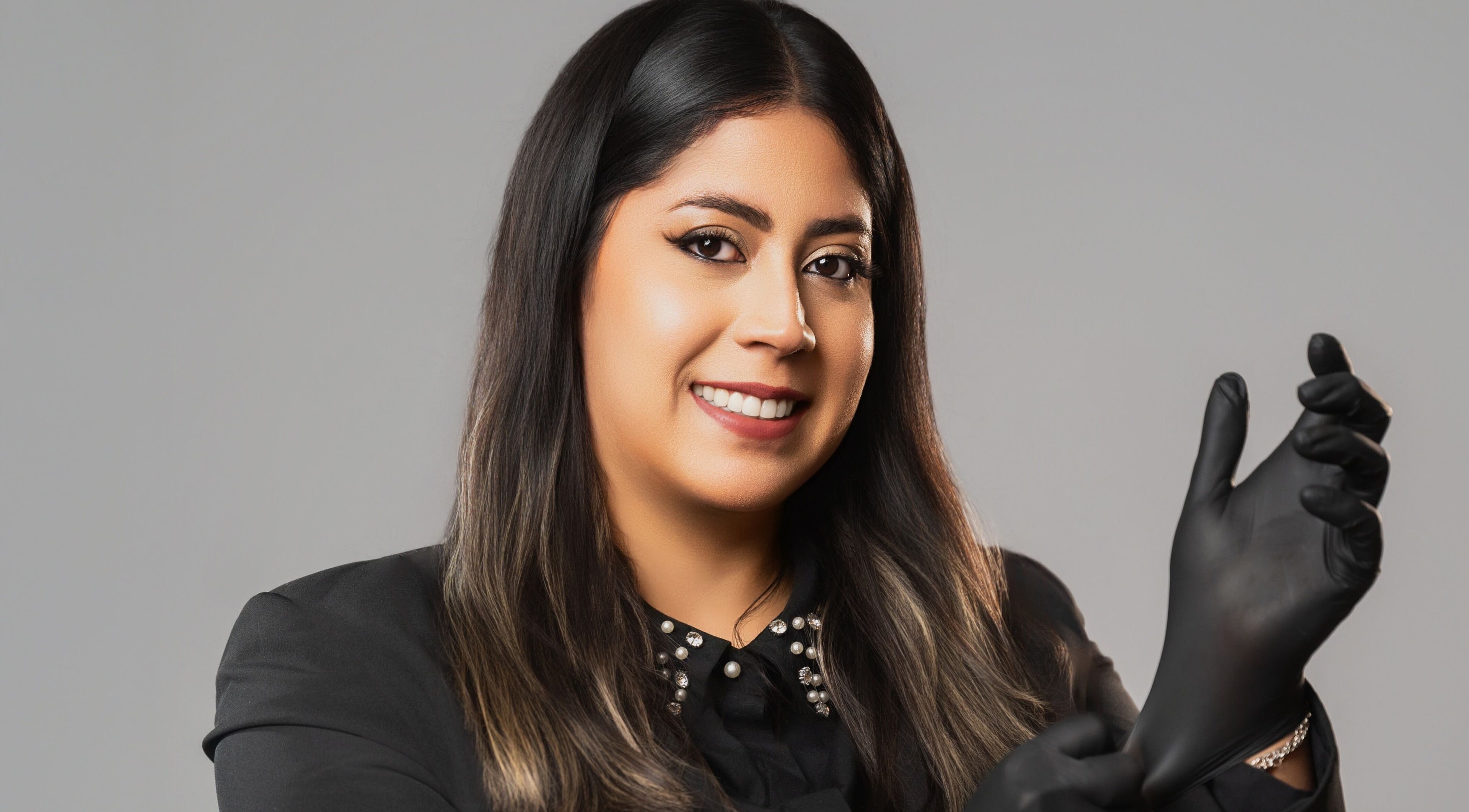 Profesional en Dexi Studio, Providencia, Región Metropolitana, CL, listo para una sesión estética.