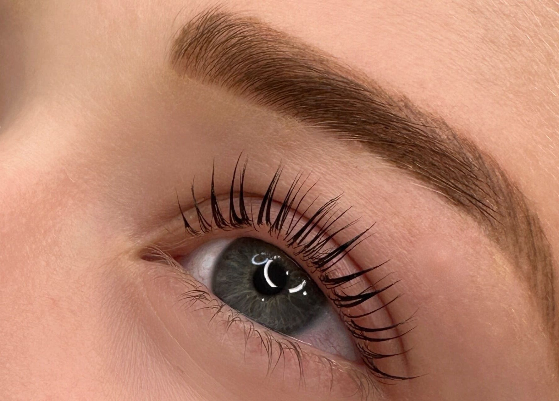 Cerca de ojos con cejas perfectamente arregladas en Dexi Studio, Providencia, Región Metropolitana, CL.