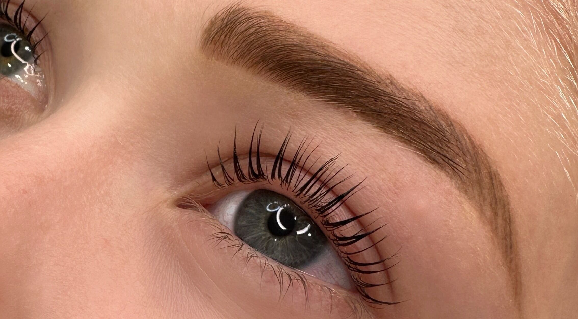 Cerca de ojos con cejas perfectamente arregladas en Dexi Studio, Providencia, Región Metropolitana, CL.