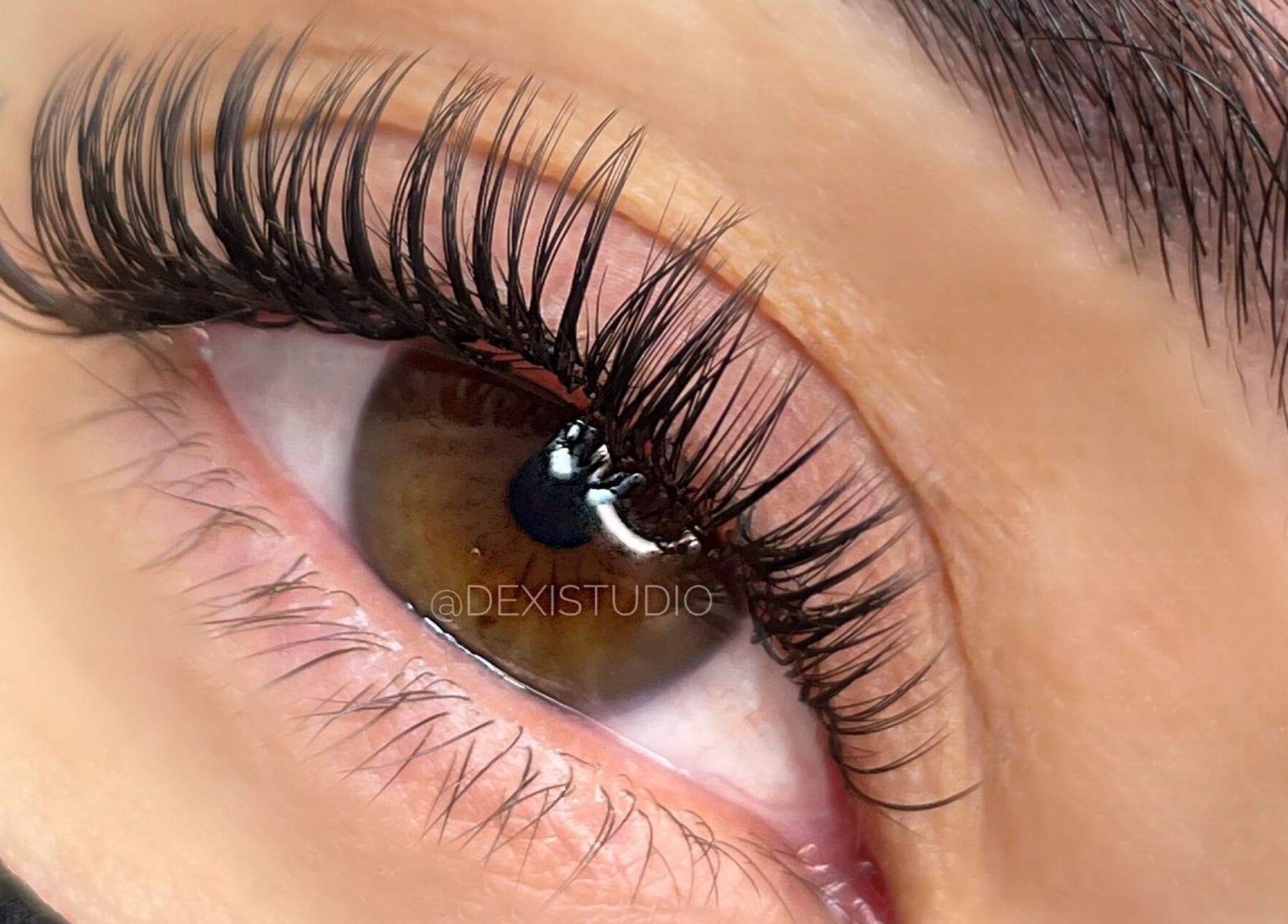 Extensiones de pestañas en Dexi Studio, Providencia, Región Metropolitana, CL, realzan la belleza natural.