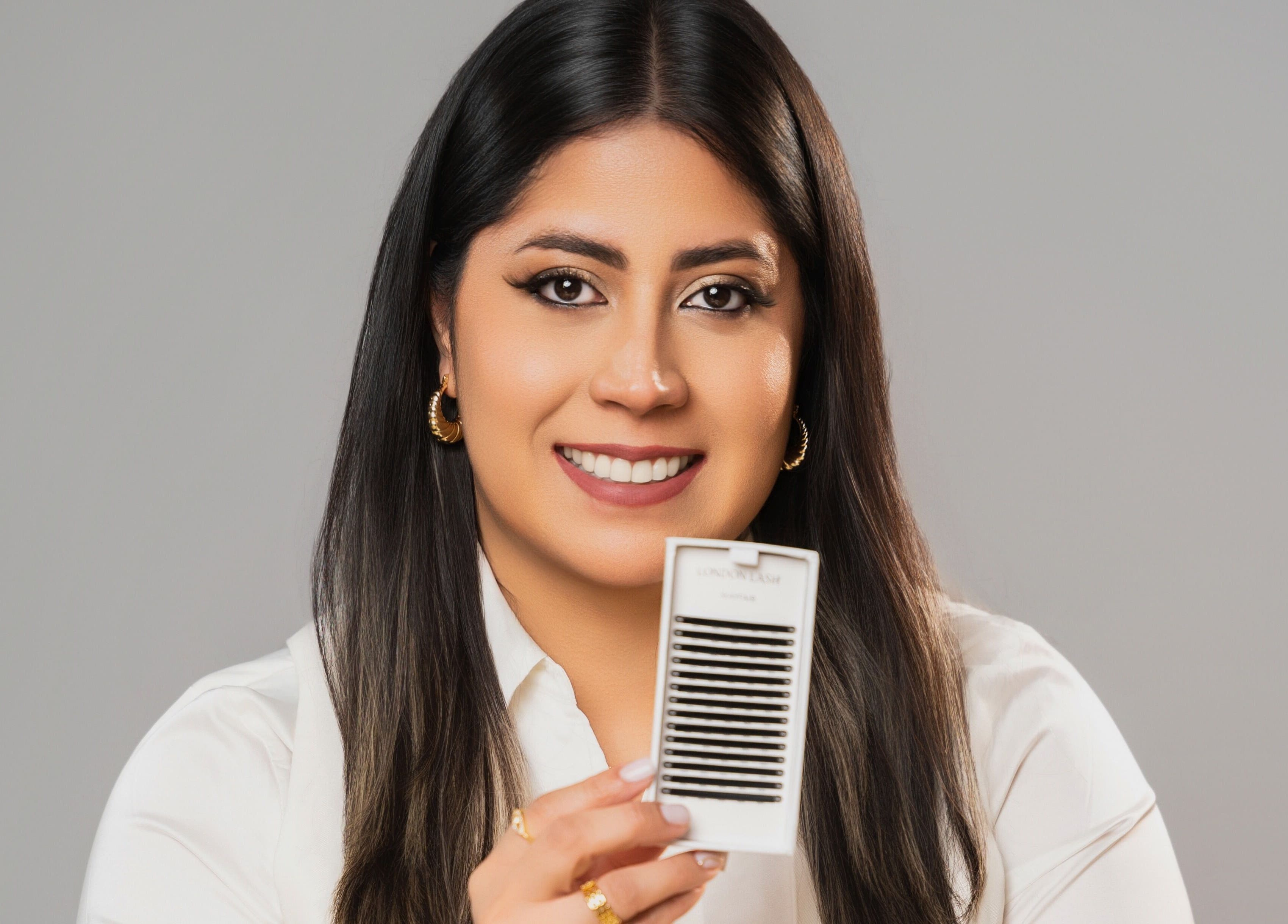 Estilista de Dexi Studio en Providencia, Región Metropolitana, CL con paleta de pestañas postizas.