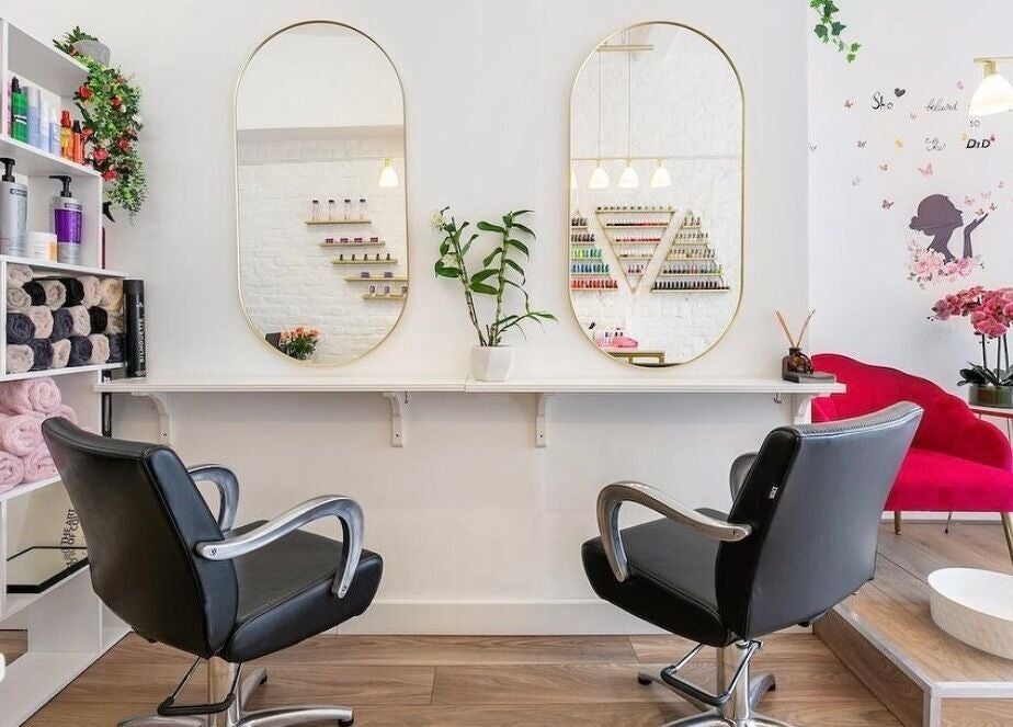 Modern salon interior at Arta Beauty Clinic, London, England, GB featuring chic mirrors and vibrant decor.