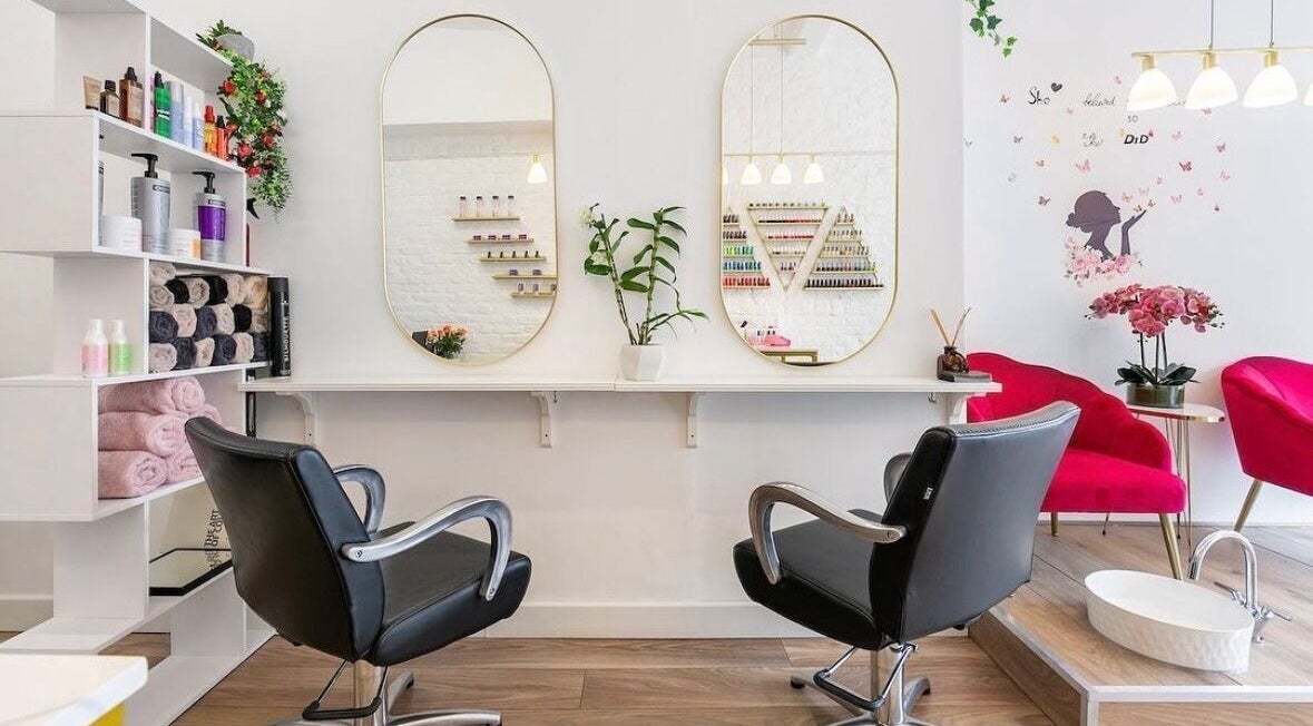 Modern salon interior at Arta Beauty Clinic, London, England, GB featuring chic mirrors and vibrant decor.