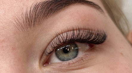 Imagen 3 de House of Lashes and Brows