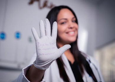 Profesional sonriente en Waydimar Sthetic Solution 🇵🇷 Centro de estética en Vega Alta, Arecibo, PR.