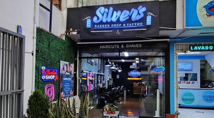 Silver's Barbershop imaginea 3