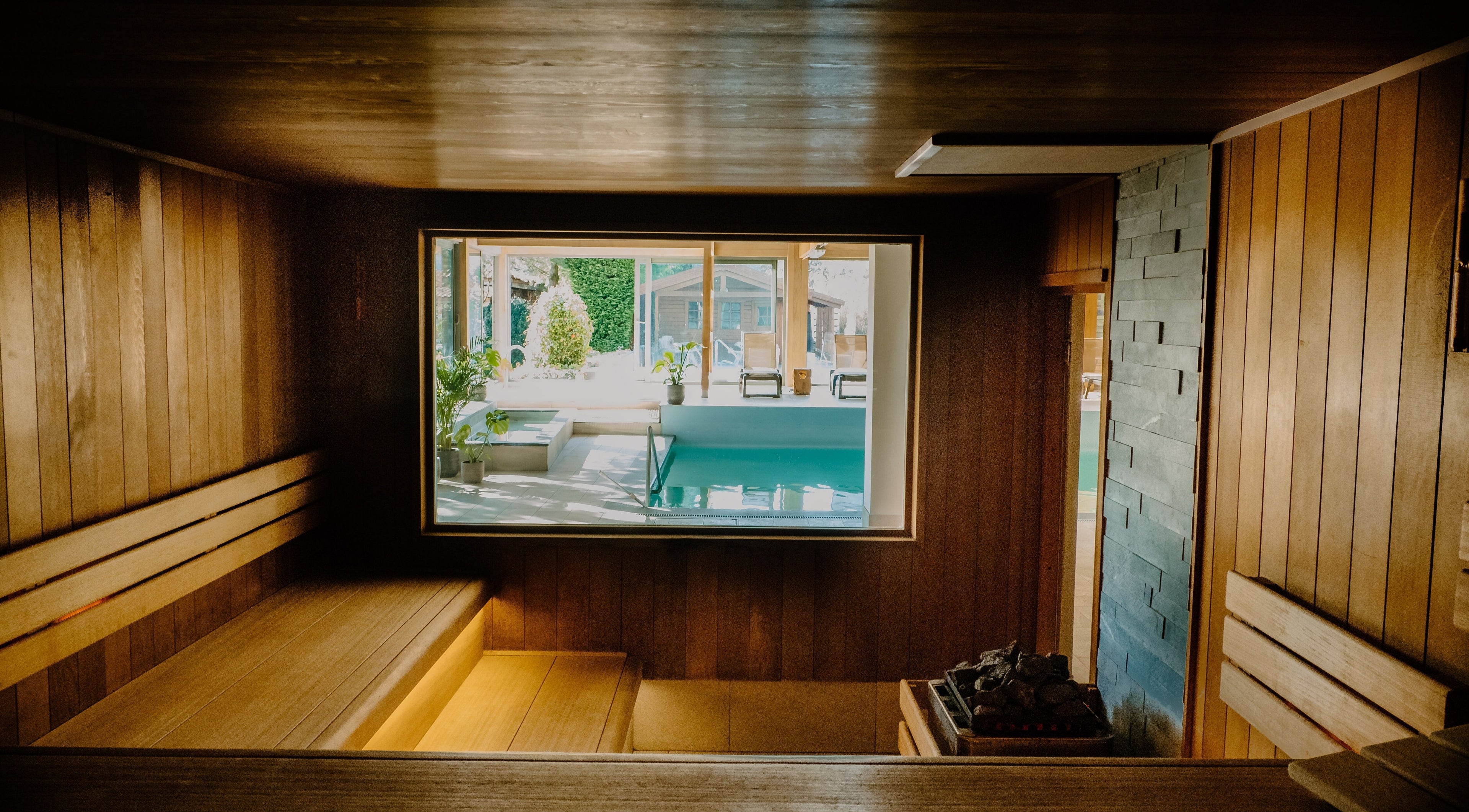 Ontspan in de sauna bij Asanti Wellness, Destelbergen, Vlaams Gewest, BE met een prachtig uitzicht op het zwembad.