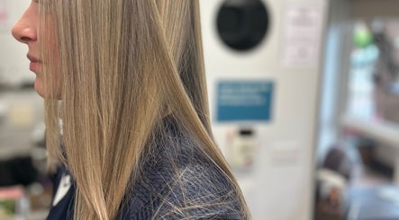 Savannah's Hair And Ear Piercing Salon imagem 2