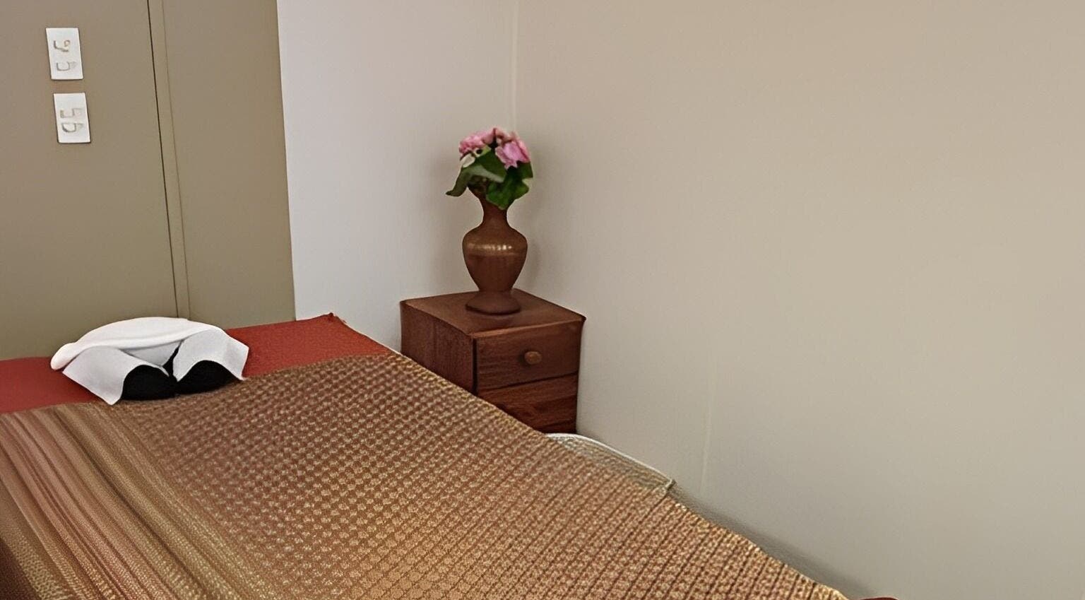 Relaxing massage table at Sabai Gaya Traditional Thai Massage in Pukekohe, Auckland, NZ, with elegant decor.