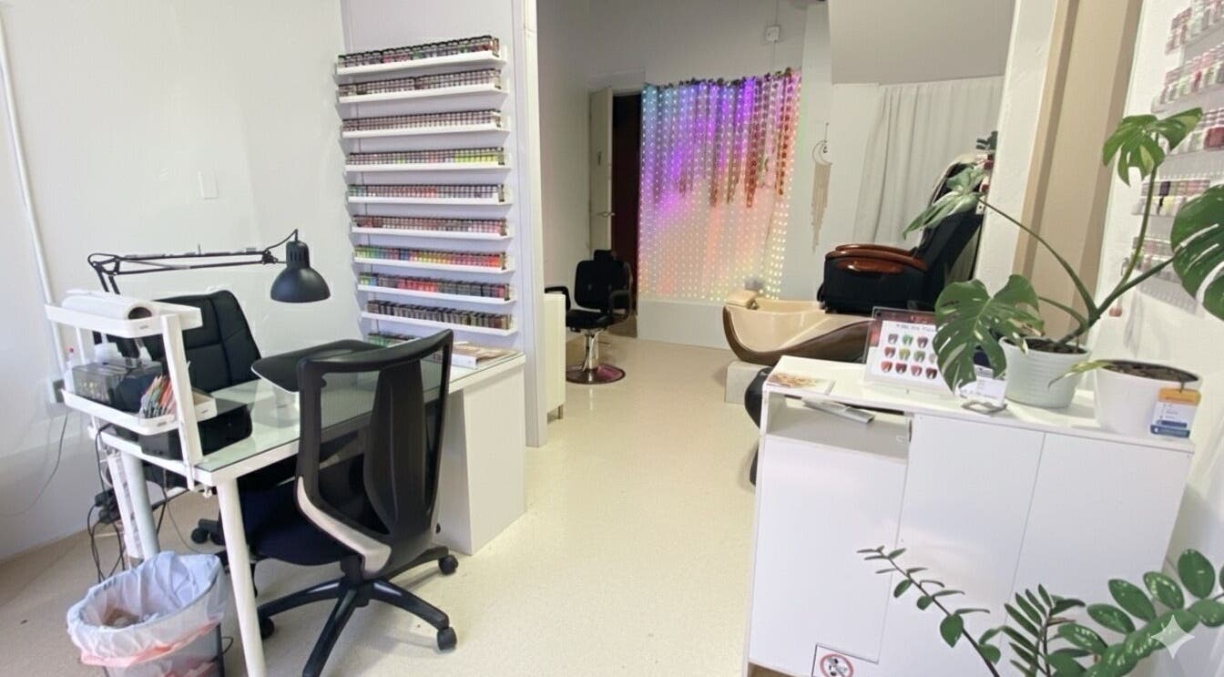 Interior moderno de Just Like That Studio, Guaynabo, PR, con estación de uñas y elegante decoración.