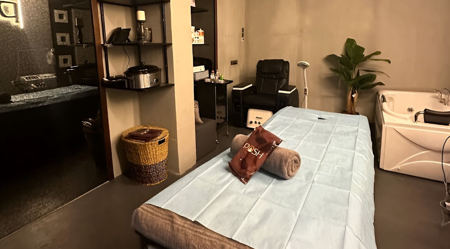 Tranquil massage room at بوش لكجري سبا | Posh Luxury Spa I Al Aziziah, Al Hofuf, Eastern Province, SA.