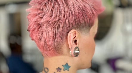 Stylish pink pixie haircut at Saheed Hair Studio@ Hair Bian, London, England, GB, showcasing modern hair trends.