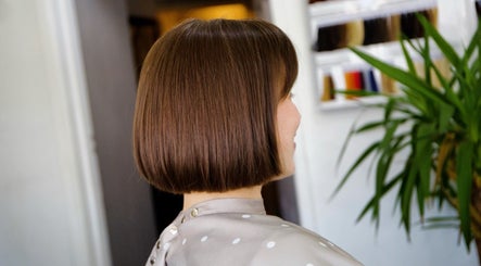 Stylish bob haircut at Saheed Hair Studio@ Hair Bian in London, England, GB. Trendy salon look.