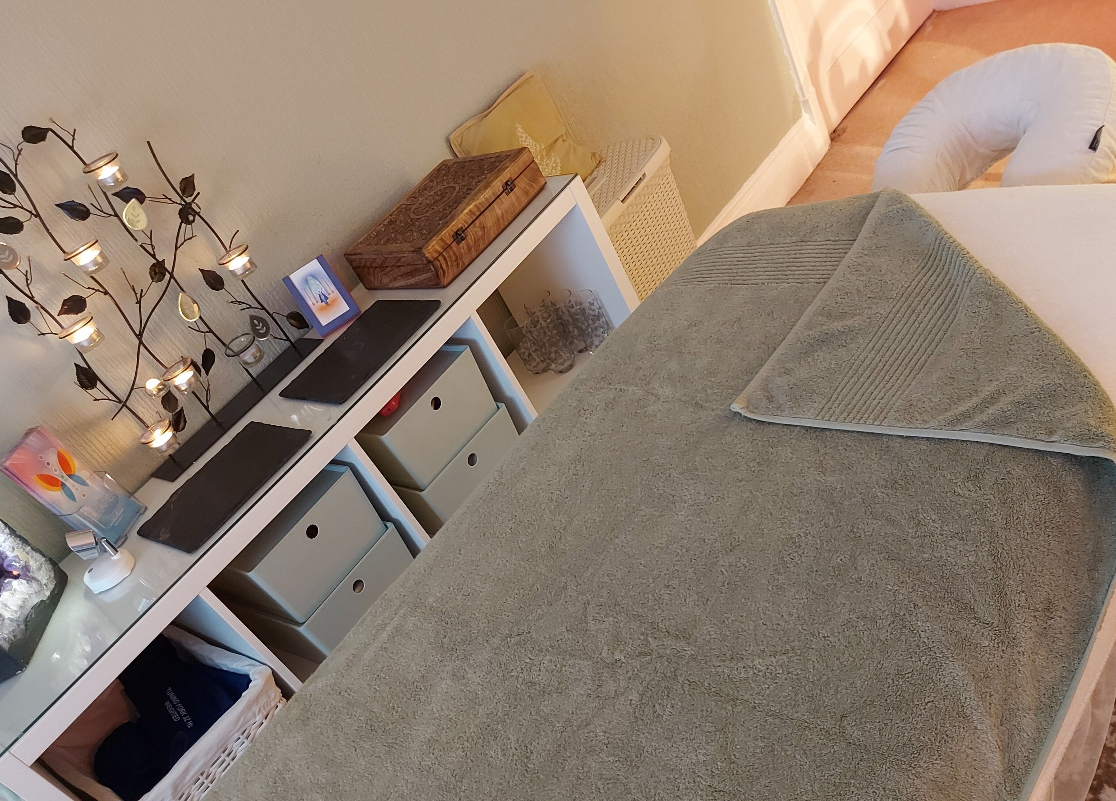 Tranquil therapy room at Caroline at Ritual Therapies, Birmingham, England, GB with cozy massage table.