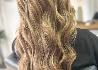 Lushh Hair offers stunning golden waves at Surfers Paradise, Queensland, AU. Experience the transformation today.