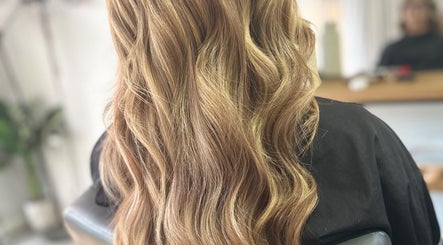 Lushh Hair offers stunning golden waves at Surfers Paradise, Queensland, AU. Experience the transformation today.
