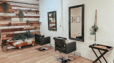 hình ảnh 2 của Salon Seven