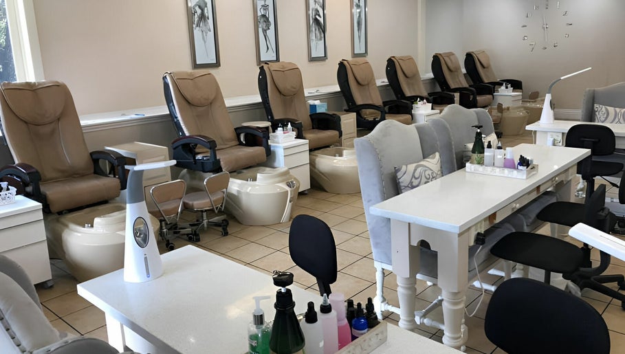 Danville Pinkies Nail Studio billede 1