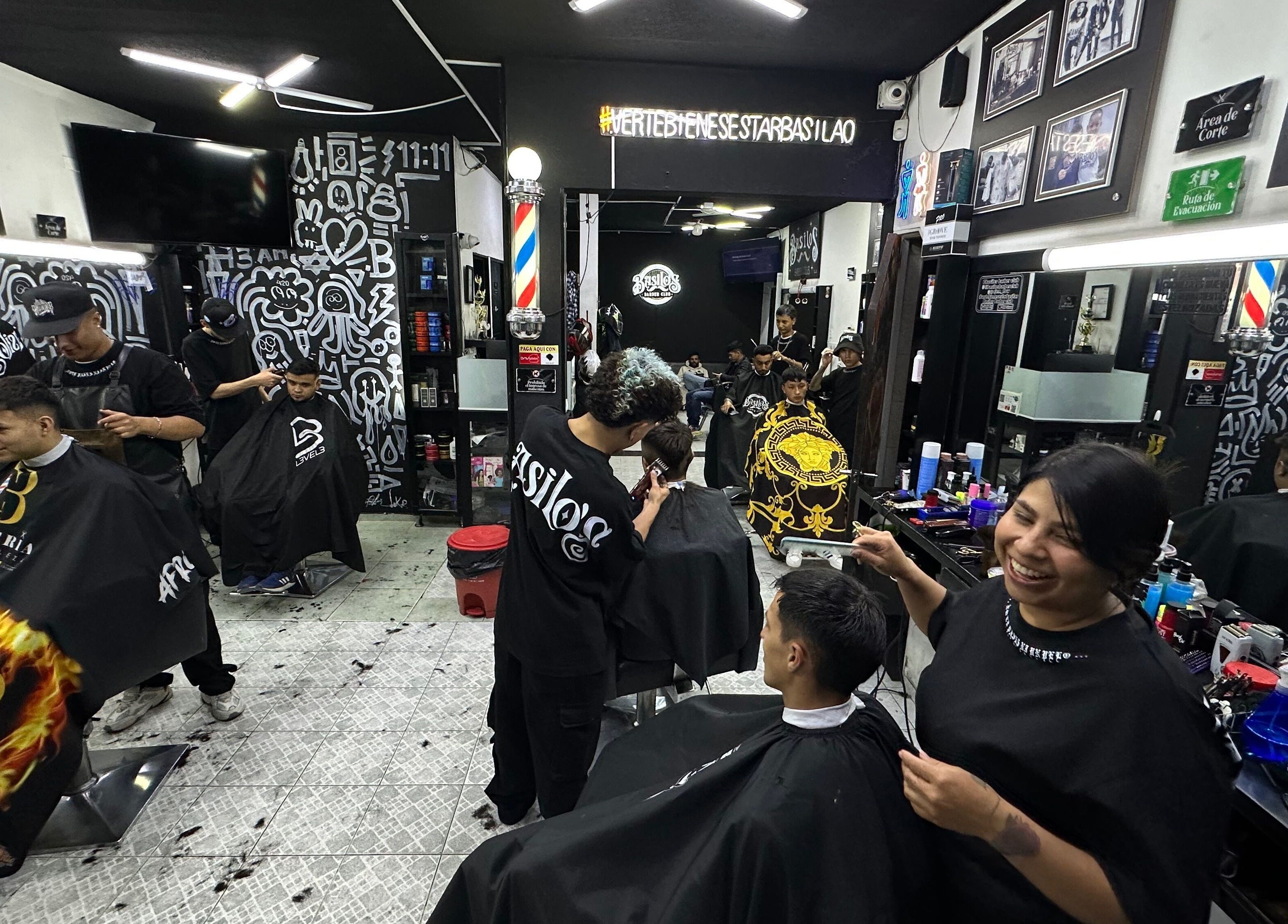 Barberos en acción en Sede León XIII, Soacha, Cundinamarca, CO, ofreciendo estilismo profesional y moderno.