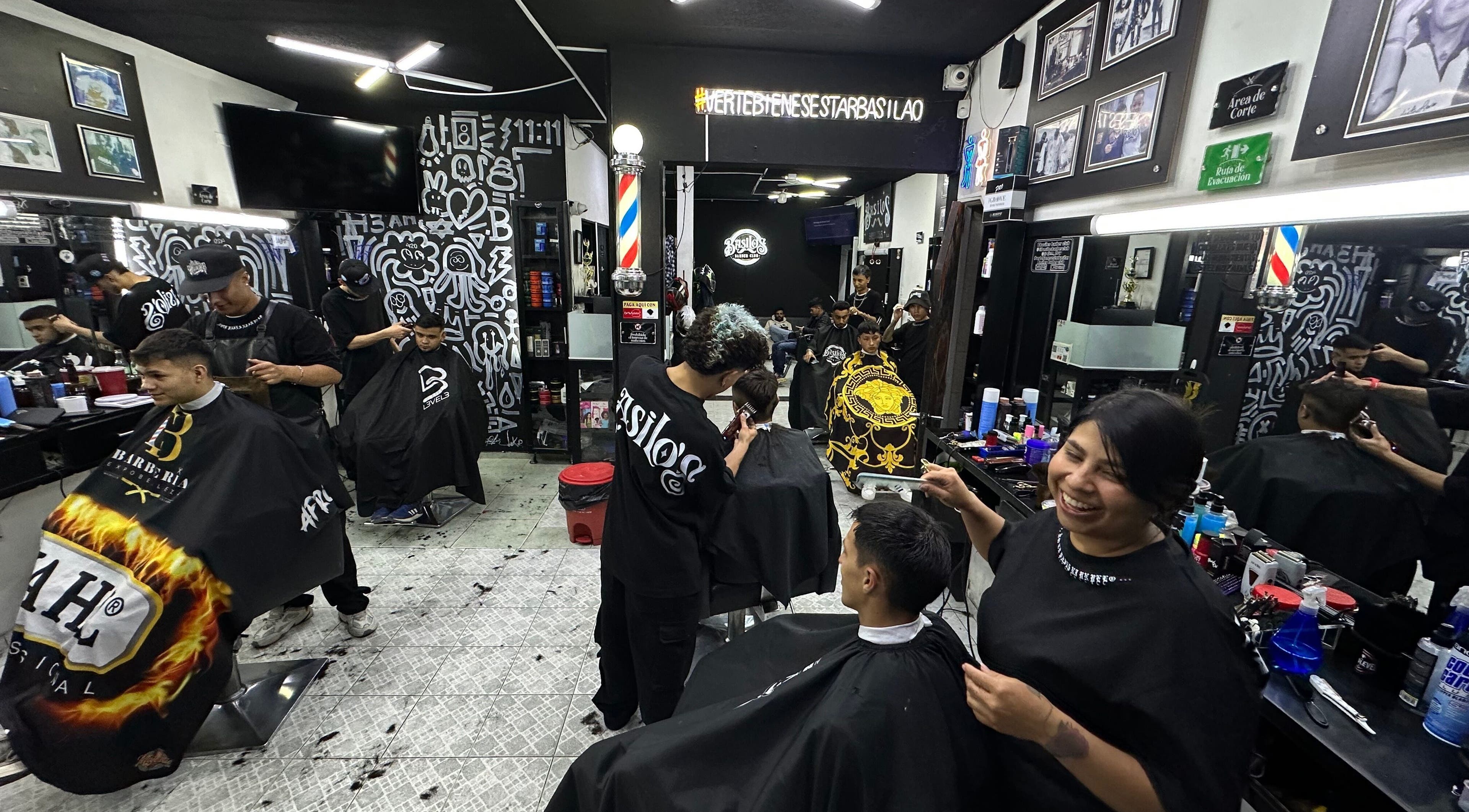 Barberos en acción en Sede León XIII, Soacha, Cundinamarca, CO, ofreciendo estilismo profesional y moderno.