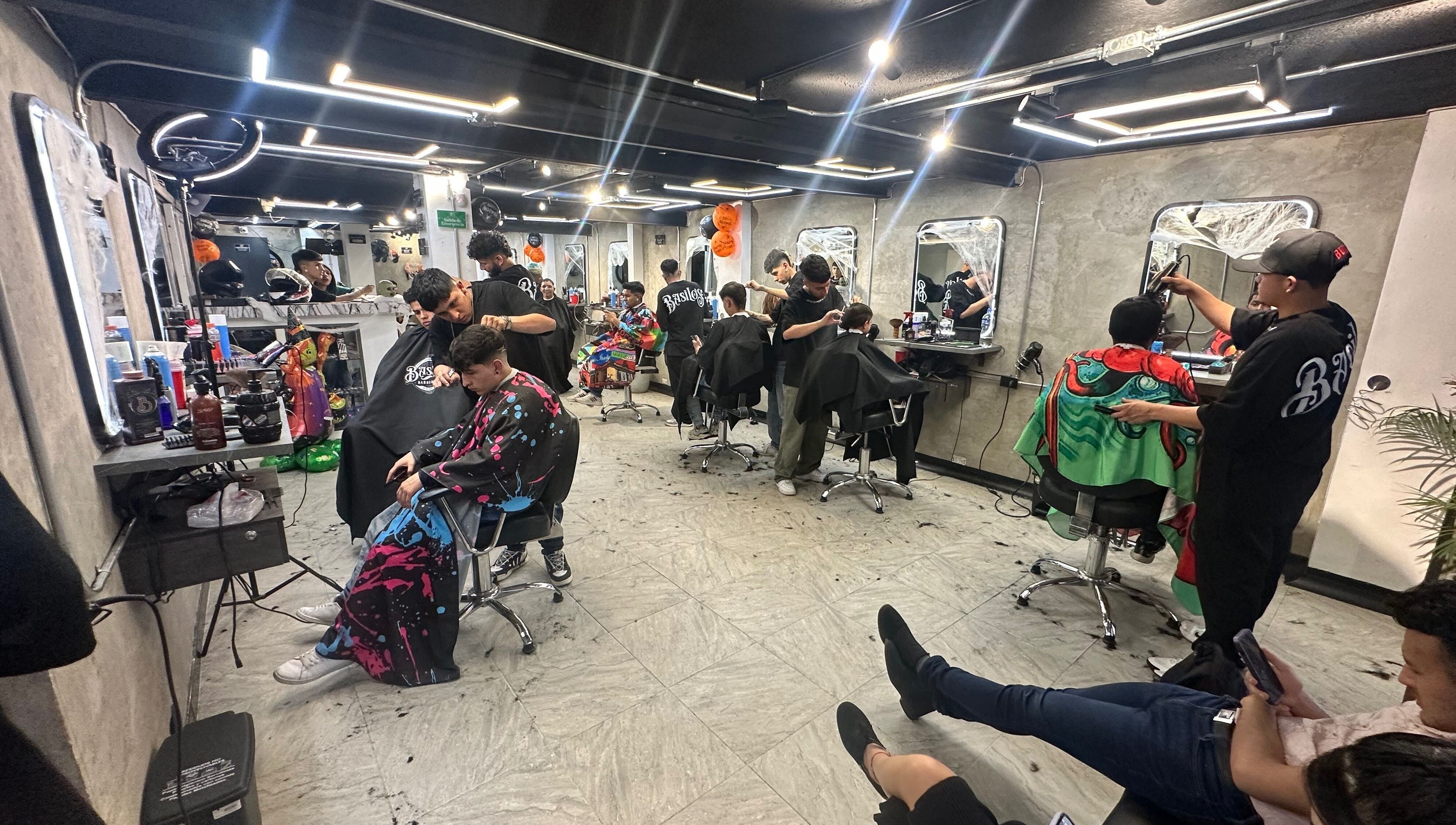 Interior moderno de Sede Terreros en Soacha, Cundinamarca, CO, con estilistas trabajando en clientes.