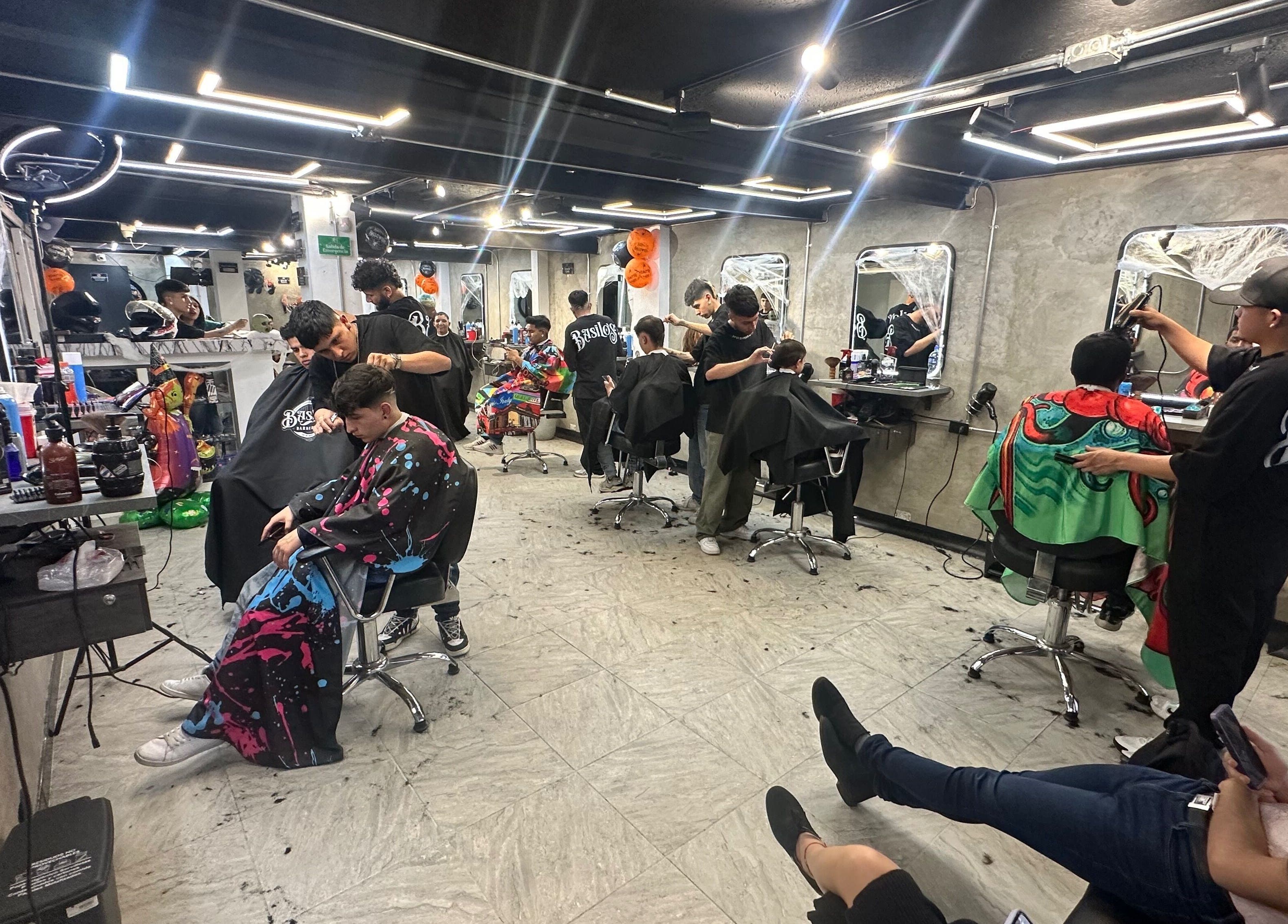 Interior moderno de Sede Terreros en Soacha, Cundinamarca, CO, con estilistas trabajando en clientes.