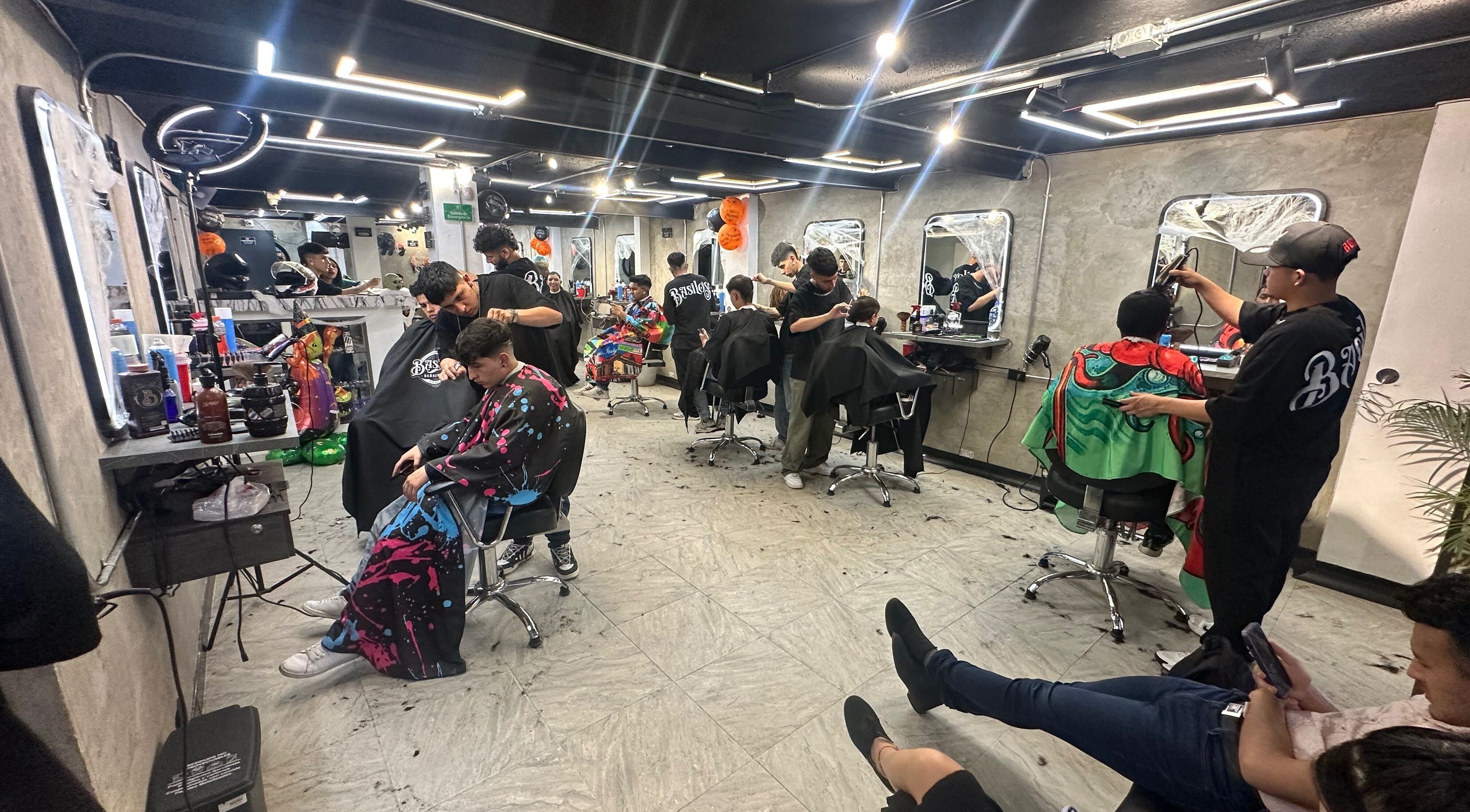 Interior moderno de Sede Terreros en Soacha, Cundinamarca, CO, con estilistas trabajando en clientes.