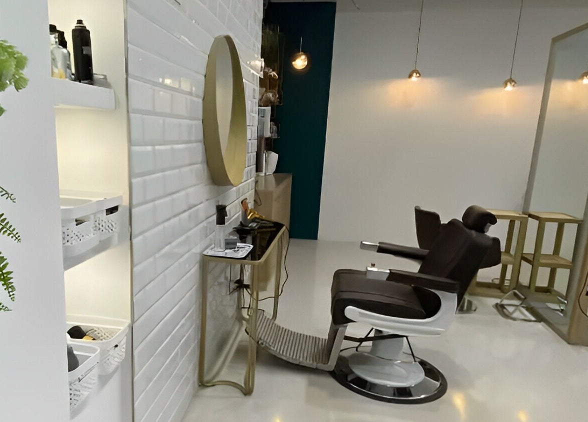 Moderan salon u Kist J.D.O.O. Luogo D Arte, Solin, Splitsko-dalmatinska županija, HR s elegantnom frizerskom stolicom.