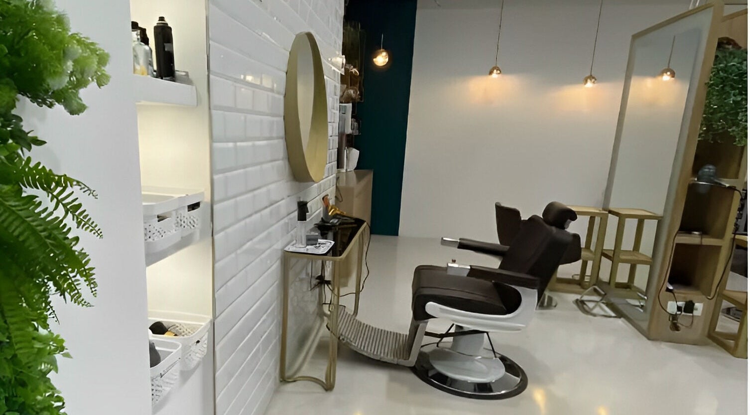 Moderan salon u Kist J.D.O.O. Luogo D Arte, Solin, Splitsko-dalmatinska županija, HR s elegantnom frizerskom stolicom.