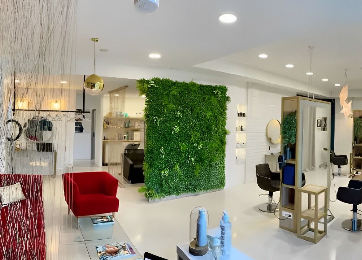 Unutrašnjost salona Kist J.D.O.O. Luogo D Arte u Solinu s biljnim zidom i modernim uređenjem.