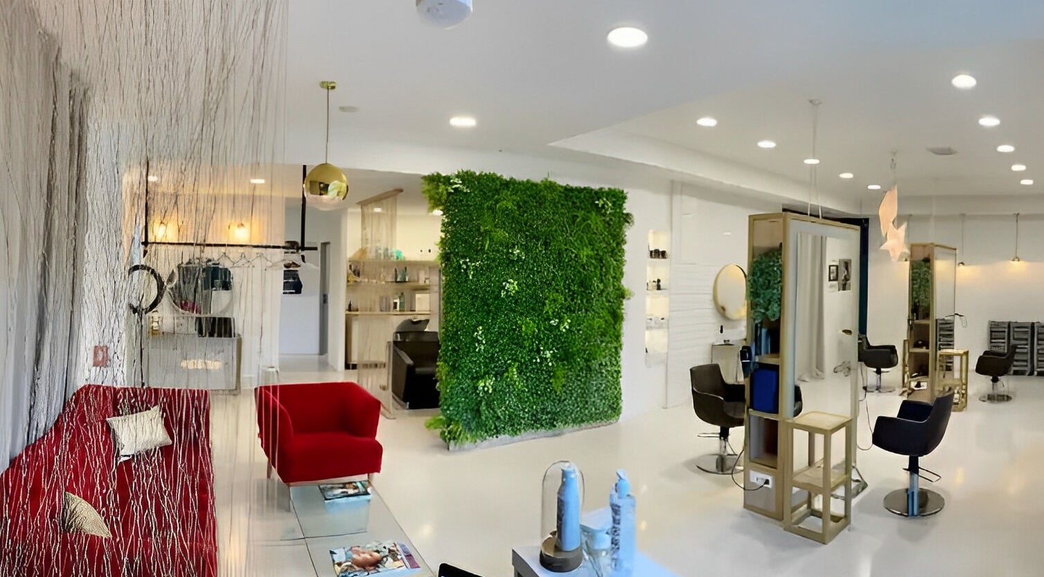 Unutrašnjost salona Kist J.D.O.O. Luogo D Arte u Solinu s biljnim zidom i modernim uređenjem.